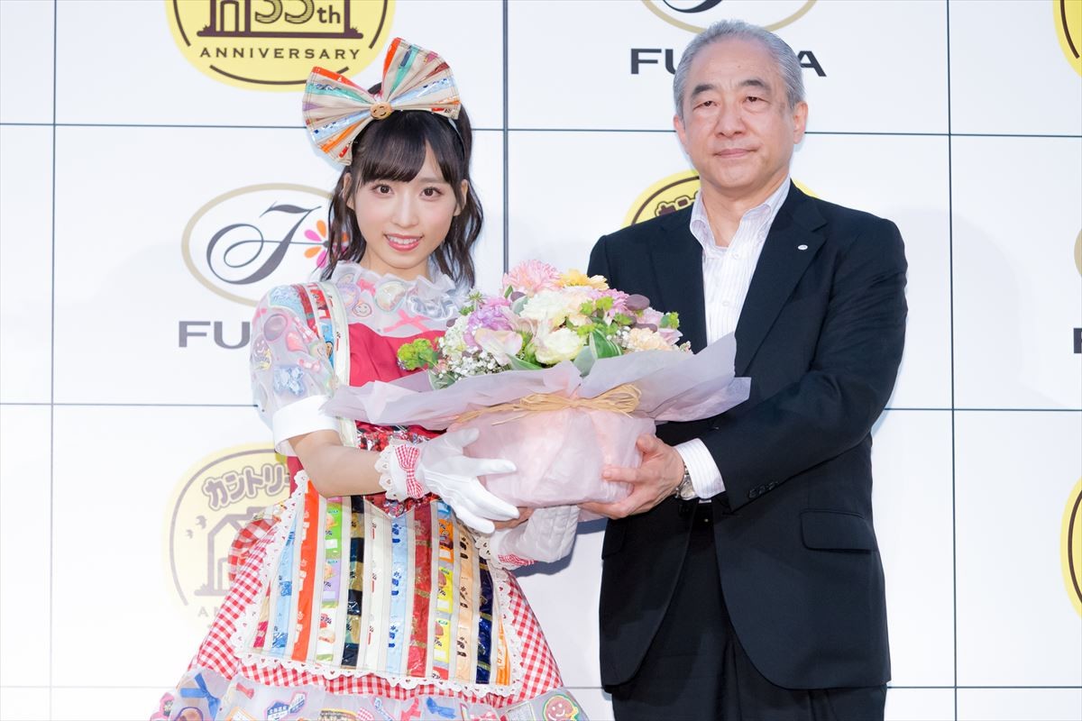 小栗有以、“不二家”公認ドレスにニッコリ　鏡を見ながら「かわいいな」