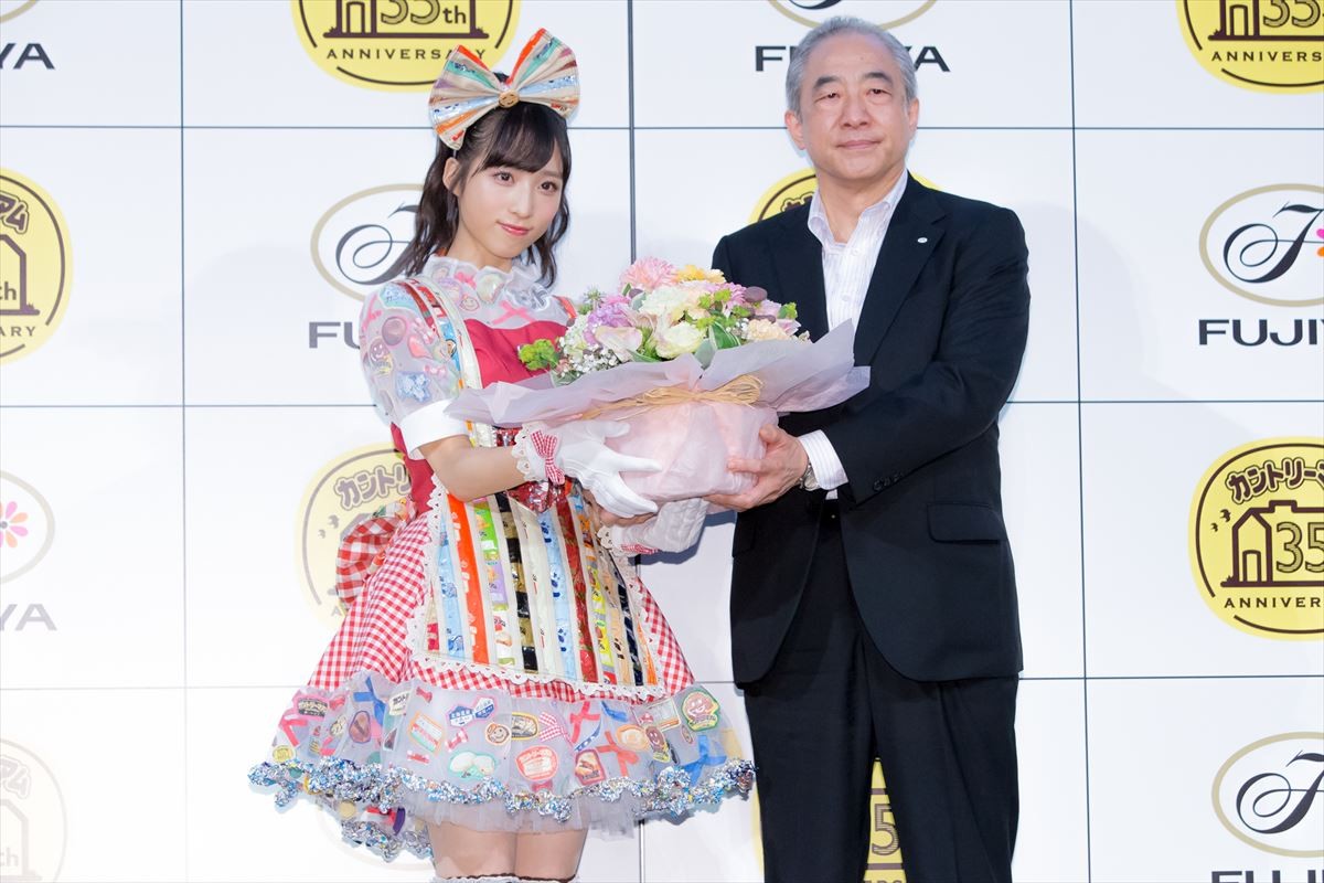 小栗有以、“不二家”公認ドレスにニッコリ　鏡を見ながら「かわいいな」