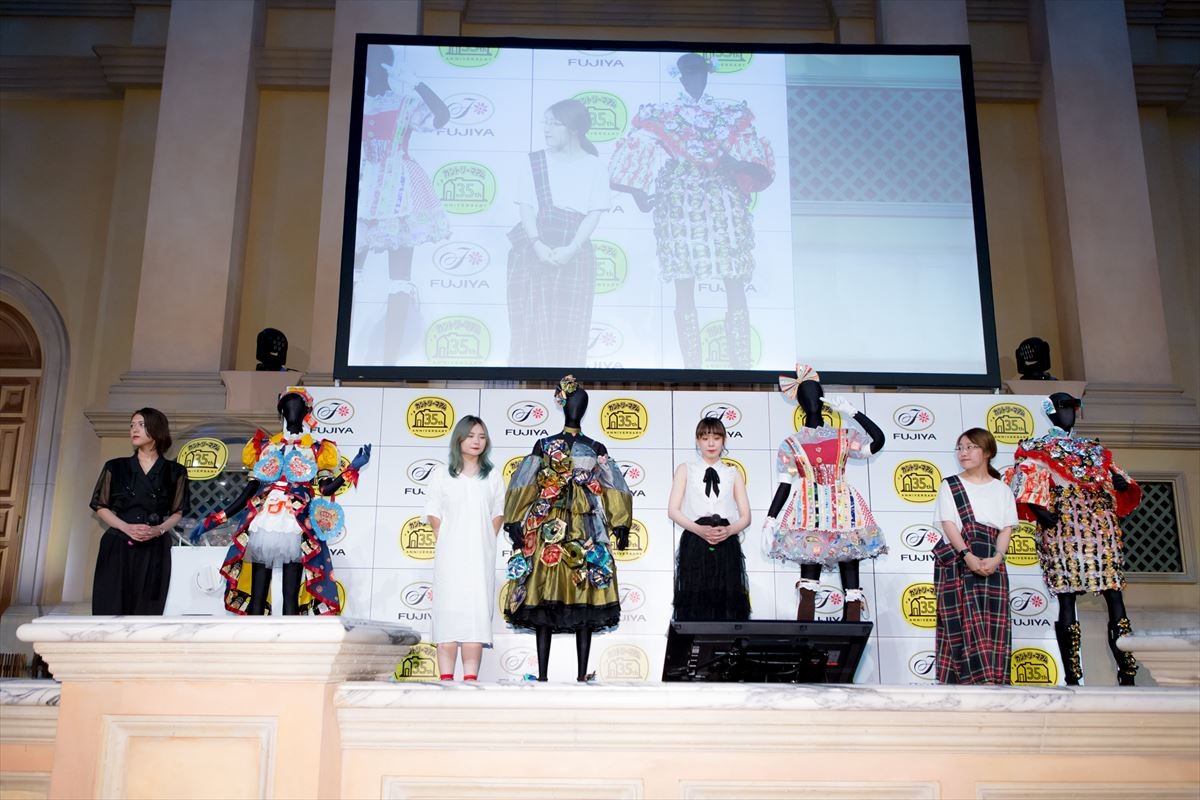 小栗有以、“不二家”公認ドレスにニッコリ　鏡を見ながら「かわいいな」