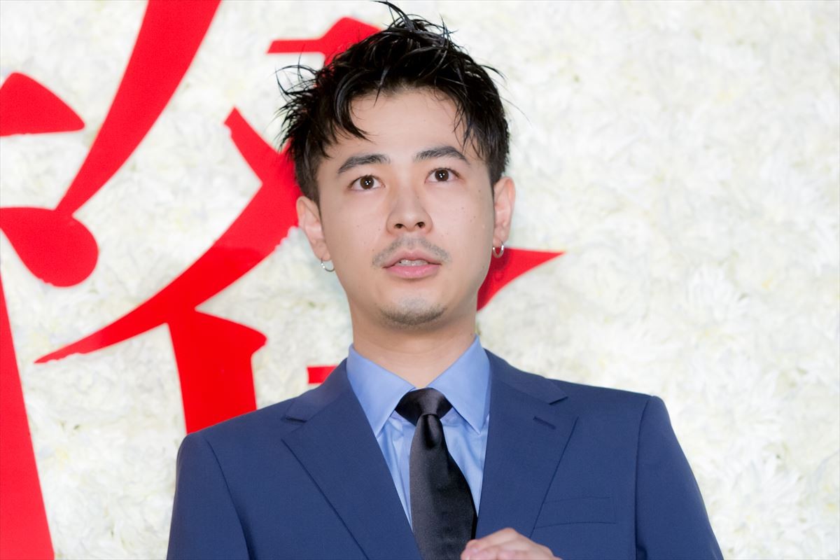 小栗旬、スキャンダラスな太宰治を演じ「嫌いにならないでください」