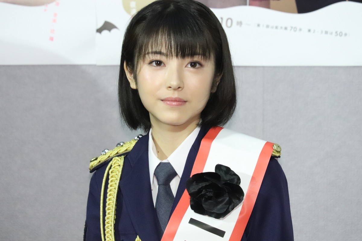 浜辺美波、キュートな警官姿ですらり美脚　アイドルポーズもバッチリ