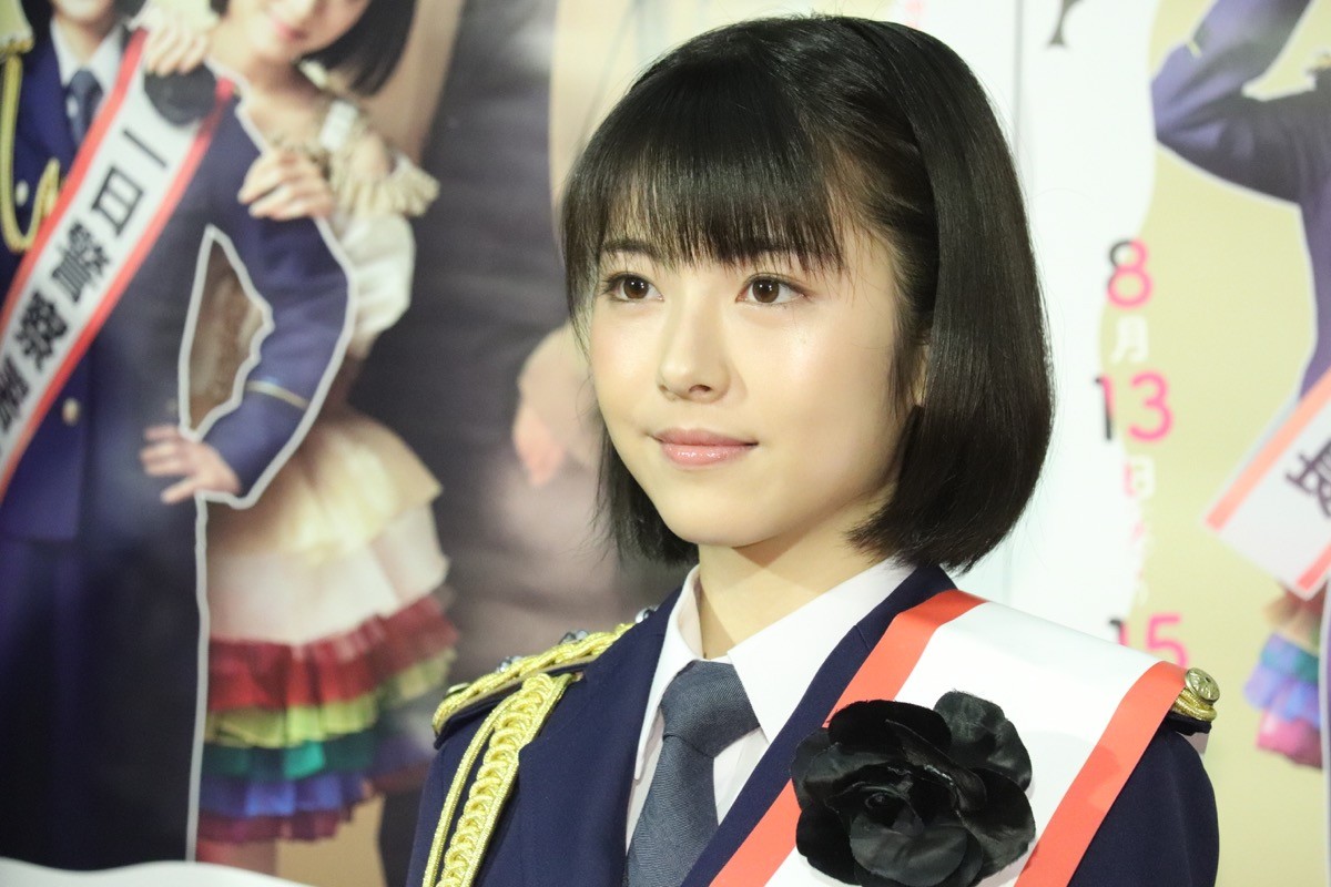 浜辺美波、キュートな警官姿ですらり美脚　アイドルポーズもバッチリ