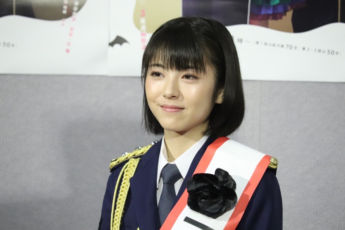 浜辺美波、キュートな警官姿ですらり美脚　アイドルポーズもバッチリ