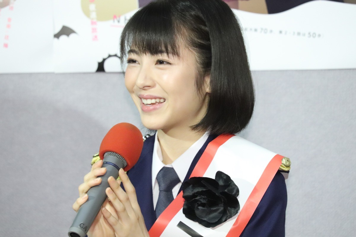 浜辺美波、キュートな警官姿ですらり美脚　アイドルポーズもバッチリ
