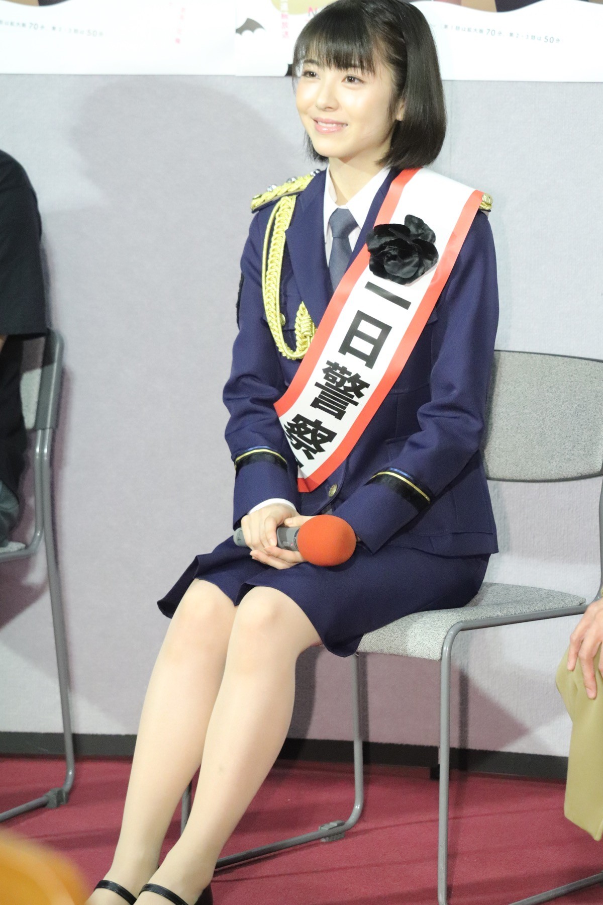 浜辺美波、キュートな警官姿ですらり美脚　アイドルポーズもバッチリ