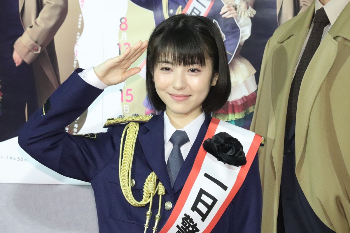 浜辺美波、キュートな警官姿ですらり美脚　アイドルポーズもバッチリ