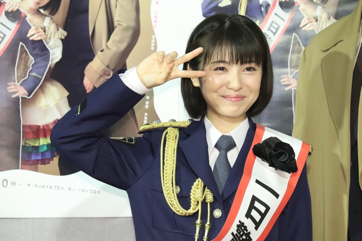 浜辺美波、キュートな警官姿ですらり美脚　アイドルポーズもバッチリ