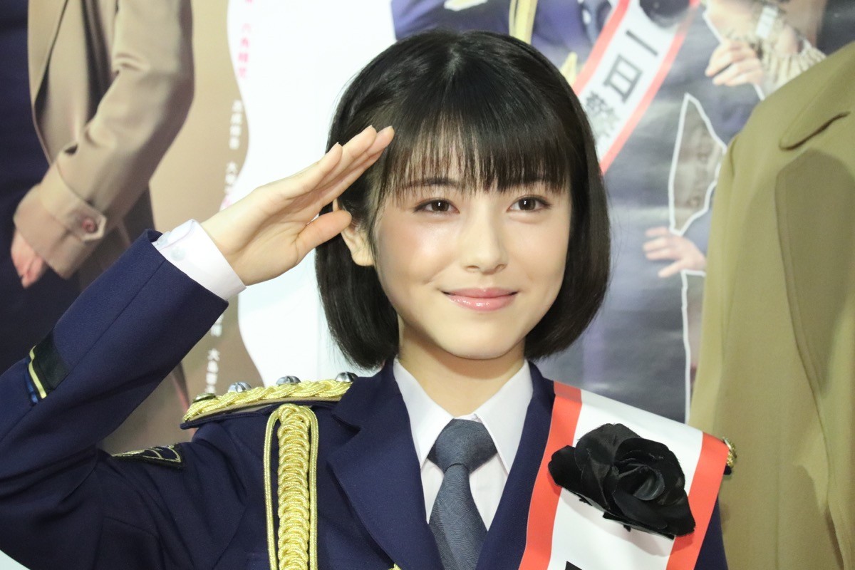 浜辺美波、キュートな警官姿ですらり美脚　アイドルポーズもバッチリ