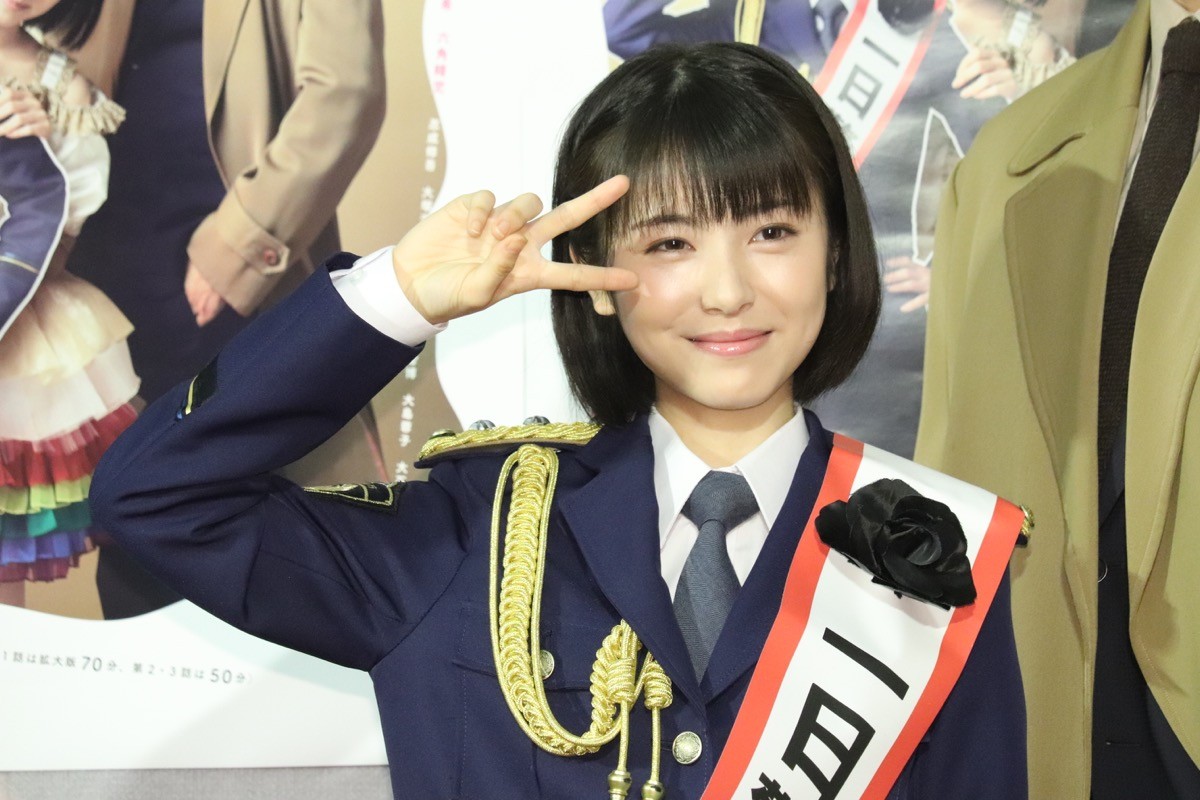 浜辺美波、キュートな警官姿ですらり美脚　アイドルポーズもバッチリ