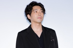 映画『アルキメデスの大戦』初日舞台挨拶に登場した柄本佑