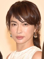 【写真】長谷川京子、バースデーショット公開も…注目はセクシーすぎる胸元に