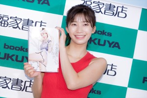 小倉優香、写真集『じゃじゃうま』刊行記念お渡し会に登場
