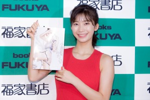 小倉優香、写真集『じゃじゃうま』刊行記念お渡し会に登場