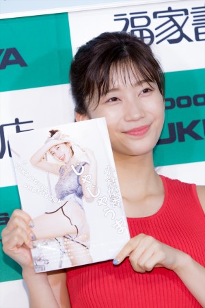 小倉優香、写真集『じゃじゃうま』刊行記念お渡し会に登場