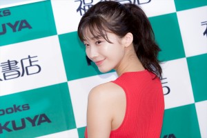 小倉優香、写真集『じゃじゃうま』刊行記念お渡し会に登場