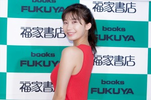 小倉優香、写真集『じゃじゃうま』刊行記念お渡し会に登場