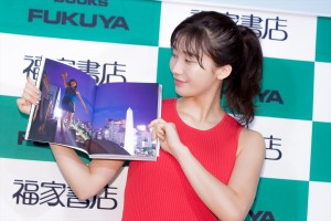 小倉優香、写真集『じゃじゃうま』刊行記念お渡し会に登場