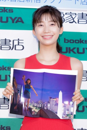 小倉優香、写真集『じゃじゃうま』刊行記念お渡し会に登場