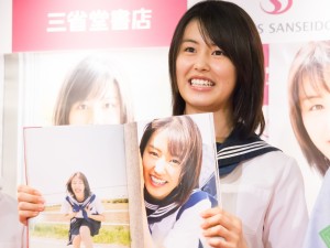 竹内愛紗、ファースト写真集発売記念会見に登場