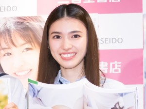 長見玲亜、ファースト写真集発売記念会見に登場