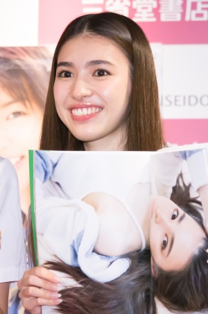 長見玲亜、ファースト写真集発売記念会見に登場