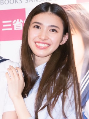 長見玲亜、ファースト写真集発売記念会見に登場