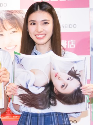 長見玲亜、ファースト写真集発売記念会見に登場