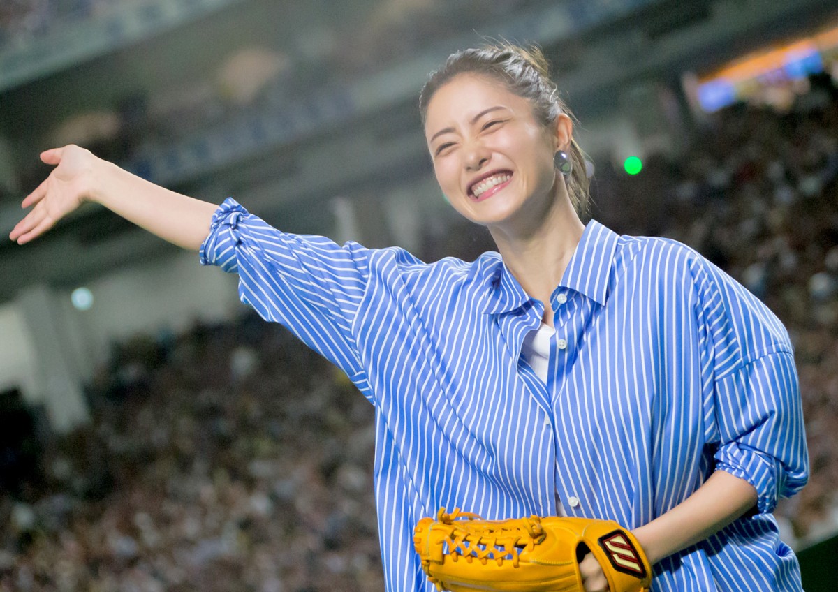 石原さとみ “ノールック投法”を披露　見事なノーバン始球式に歓声