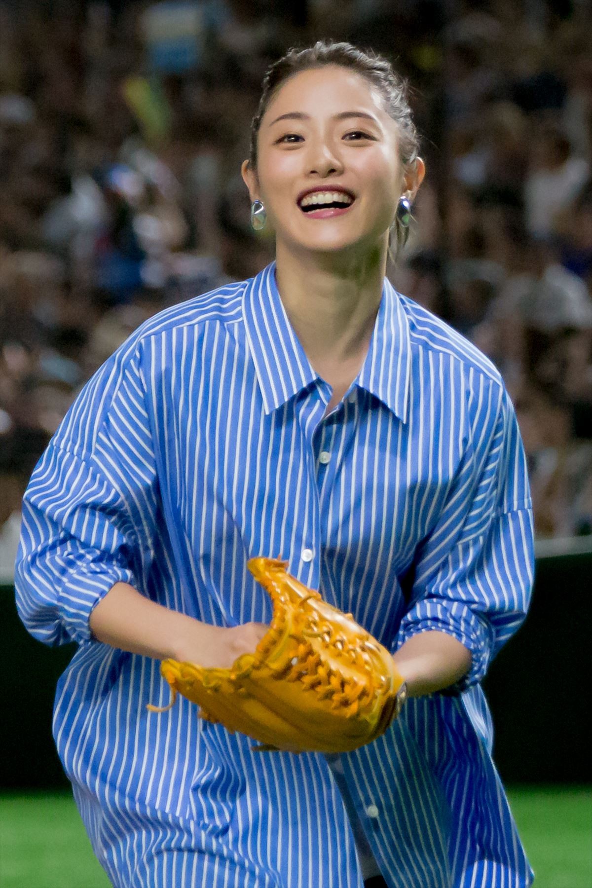 石原さとみ “ノールック投法”を披露　見事なノーバン始球式に歓声
