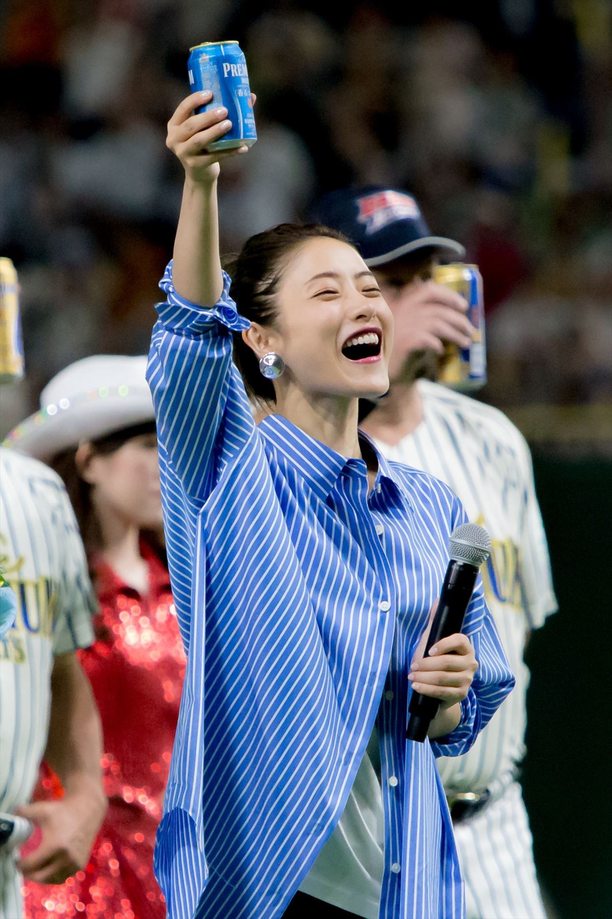 石原さとみ “ノールック投法”を披露　見事なノーバン始球式に歓声