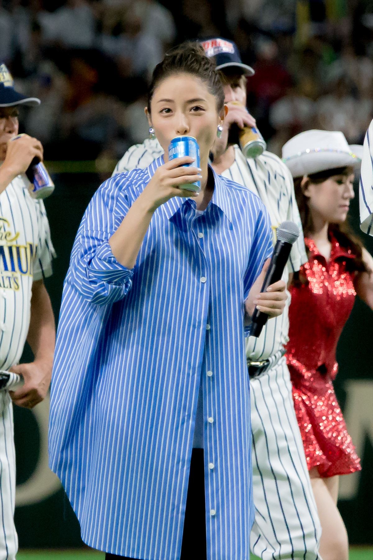 石原さとみ “ノールック投法”を披露　見事なノーバン始球式に歓声