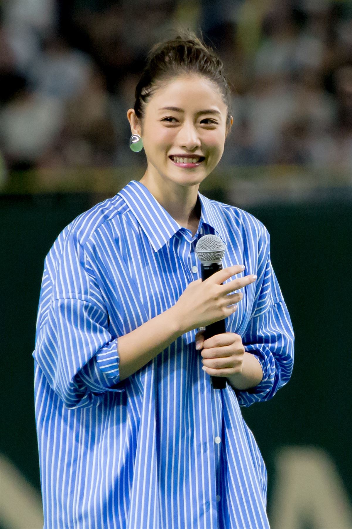 石原さとみ “ノールック投法”を披露　見事なノーバン始球式に歓声