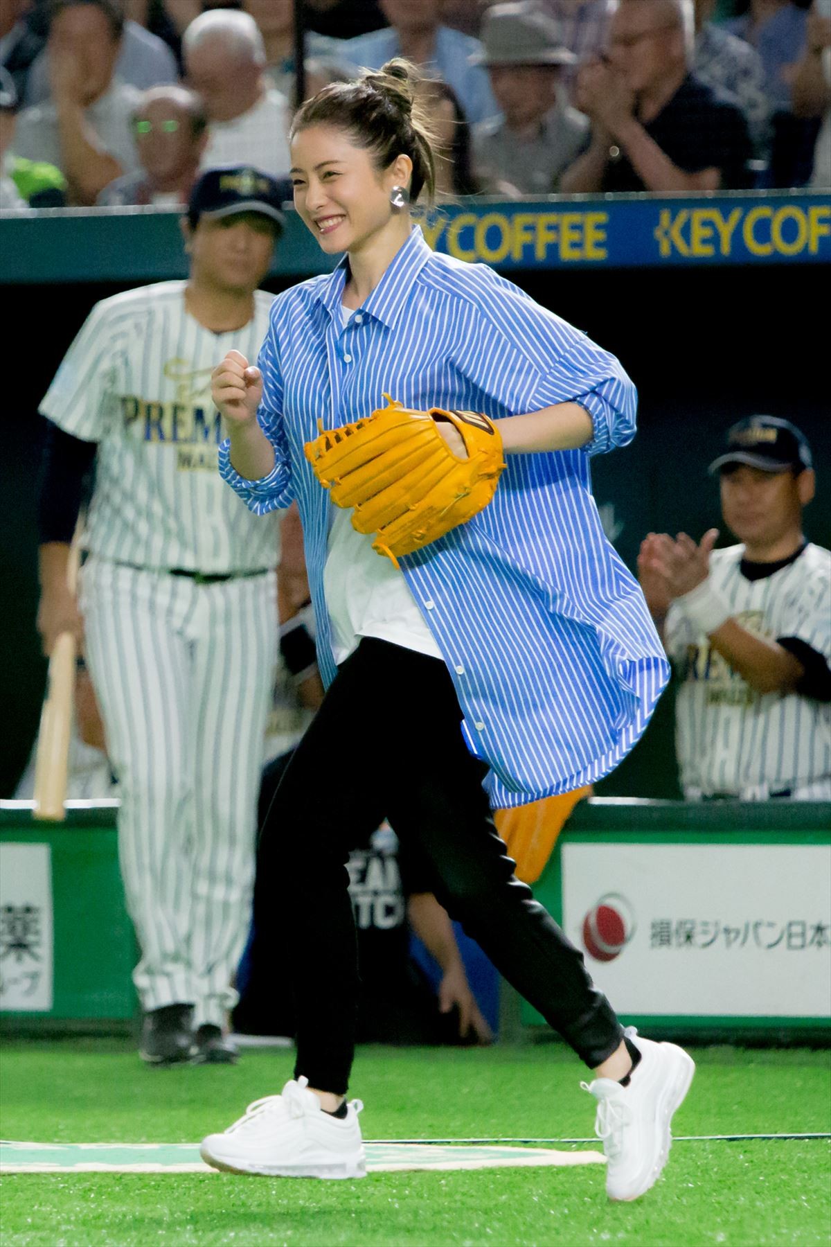 石原さとみ “ノールック投法”を披露　見事なノーバン始球式に歓声