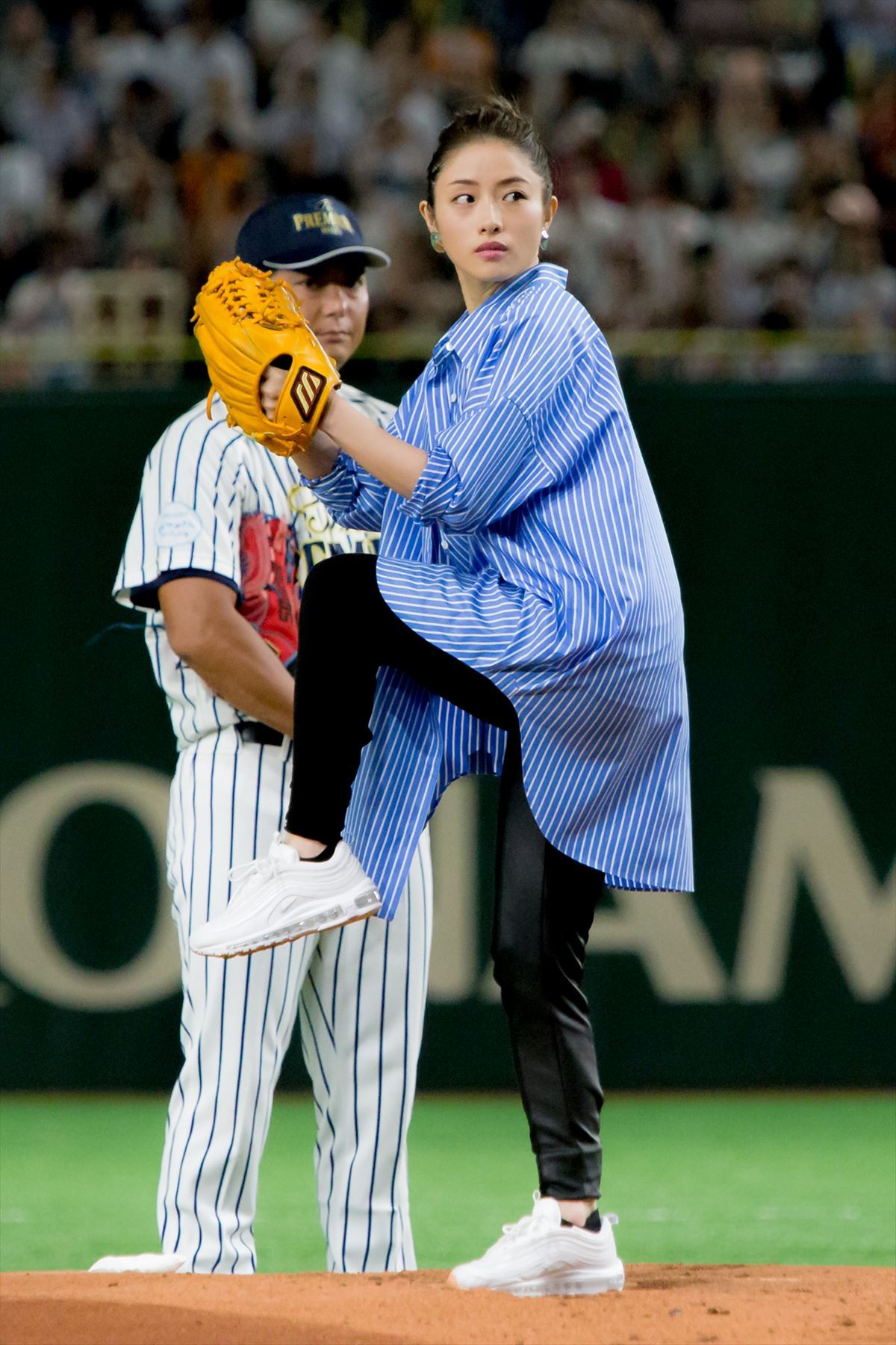 石原さとみ “ノールック投法”を披露　見事なノーバン始球式に歓声