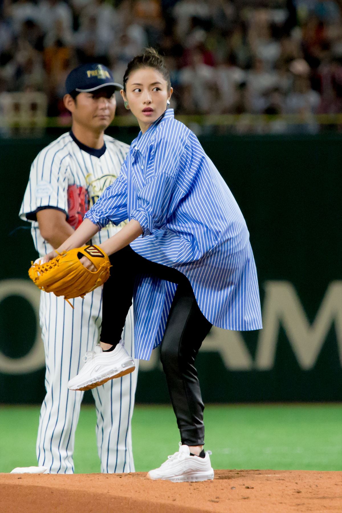石原さとみ、川口春奈、生見愛瑠が華麗にピッチング！　記憶に残る美しき始球式