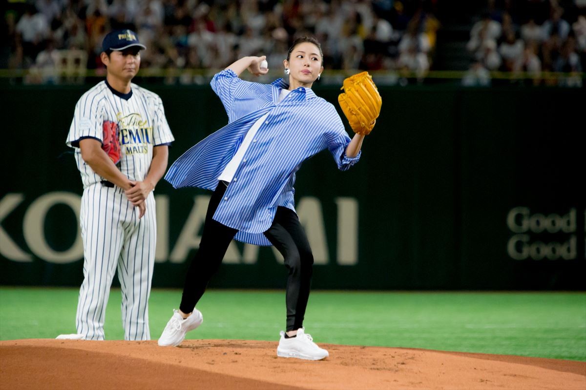 石原さとみ “ノールック投法”を披露　見事なノーバン始球式に歓声