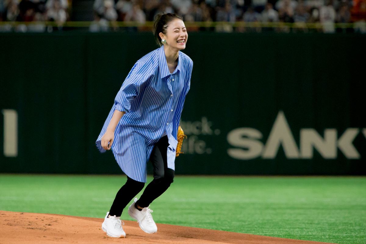 石原さとみ “ノールック投法”を披露　見事なノーバン始球式に歓声