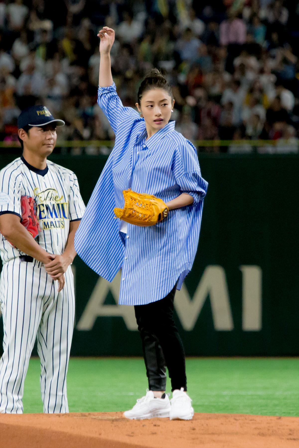 石原さとみ “ノールック投法”を披露　見事なノーバン始球式に歓声