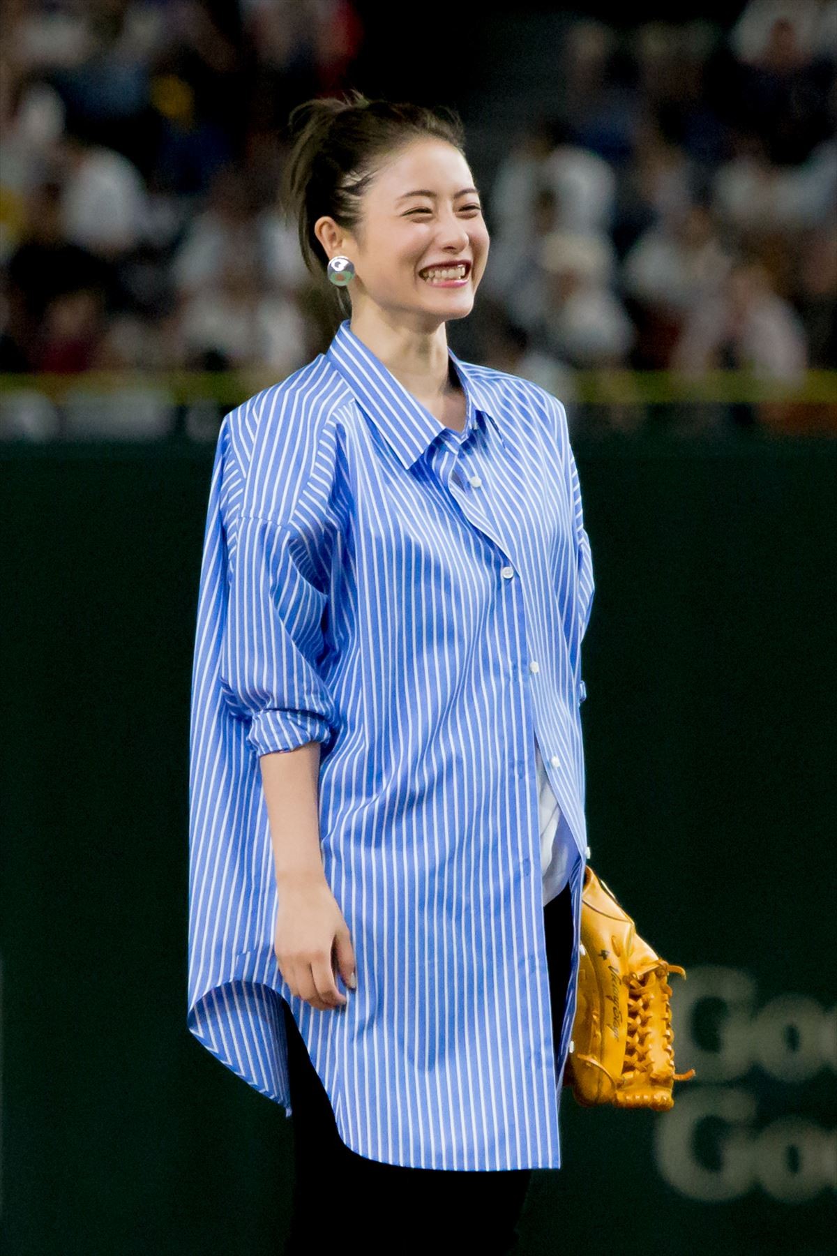 石原さとみ “ノールック投法”を披露　見事なノーバン始球式に歓声