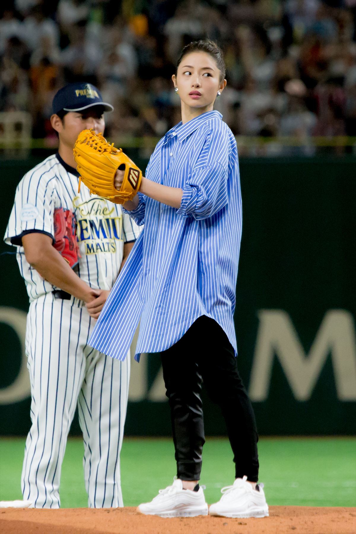 石原さとみ、川口春奈、生見愛瑠が華麗にピッチング！　記憶に残る美しき始球式
