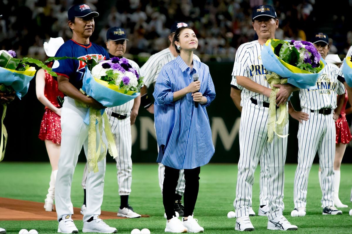 石原さとみ “ノールック投法”を披露　見事なノーバン始球式に歓声