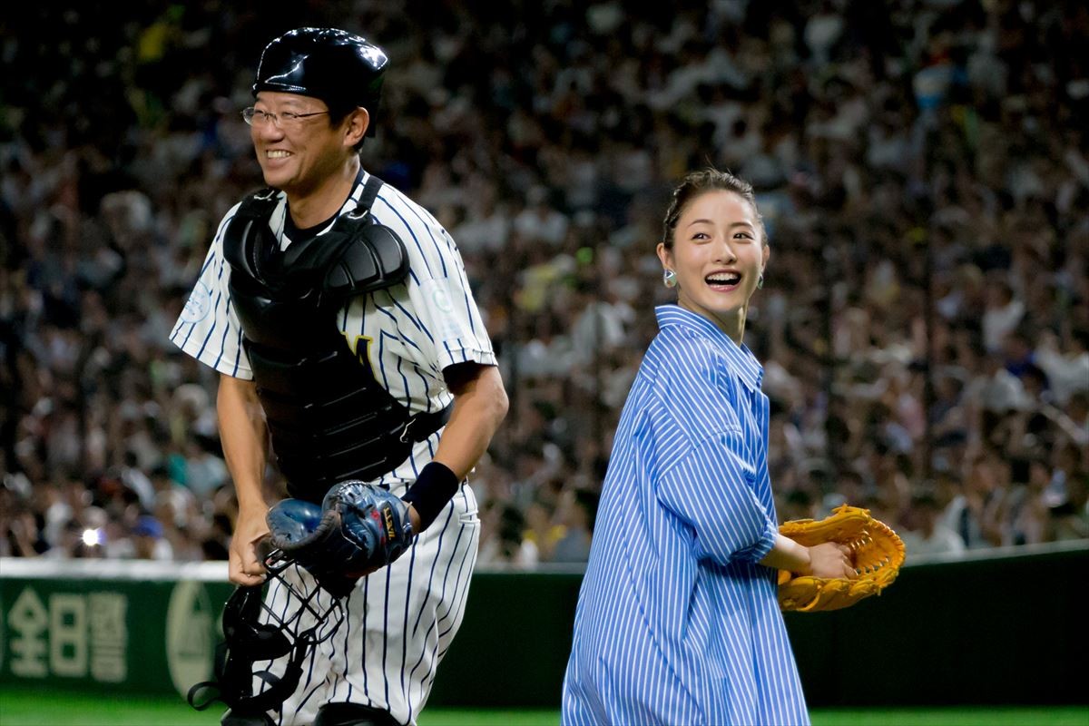 石原さとみ “ノールック投法”を披露　見事なノーバン始球式に歓声
