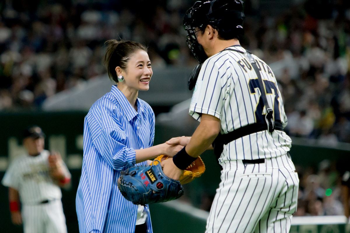 石原さとみ “ノールック投法”を披露　見事なノーバン始球式に歓声