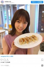 餃子を手にニッコリ　黒島ちゃん・西野七瀬 ※『あなたの番です』インスタグラム