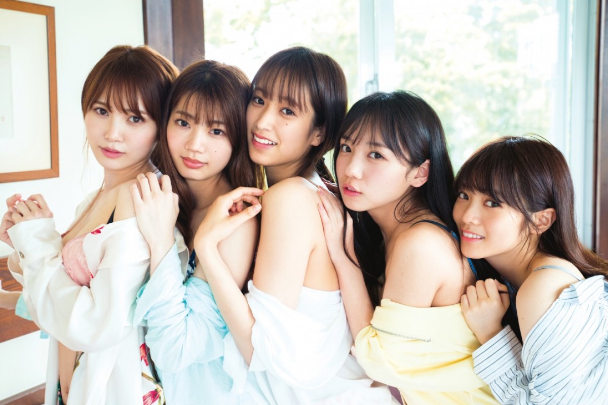 日向坂46ファースト写真集『立ち漕ぎ』ランジェリーカット（左から）加藤史帆、高本彩花、佐々木久美、齊藤京子、宮田愛萌