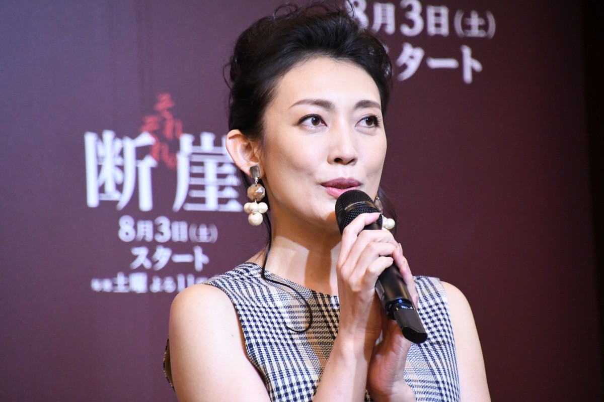 遠藤憲一、ラブシーンで暴走　相手役・田中美里をまさかの「ポロリ」!?