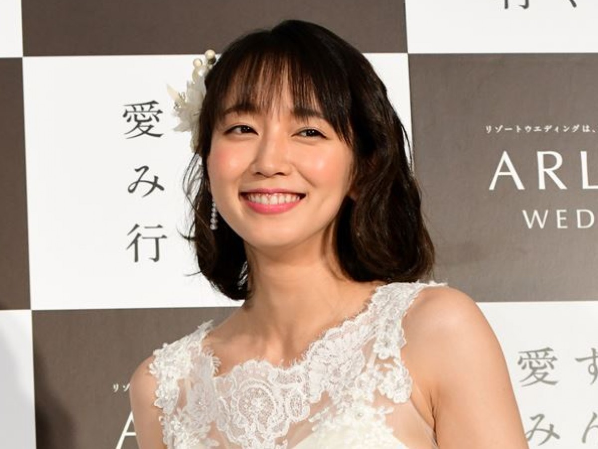 吉岡里帆、純白のウエディングドレス姿を披露　理想の男性も告白