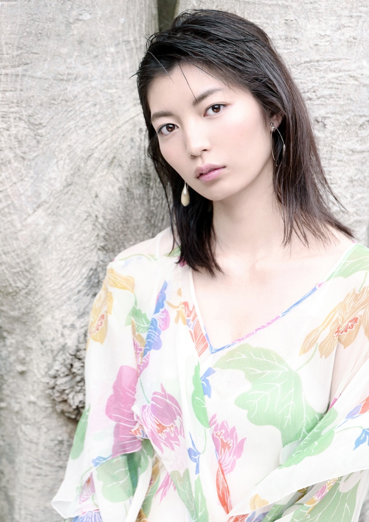 仲村トオルの娘ミオ、初の写真集　身長176cm　親譲りの抜群のスタイル披露