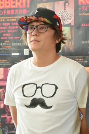 舞台『THE BANK ROBBERY！〜ダイヤモンド強奪大作戦〜』初日囲み取材に登場した演出・小林顕作