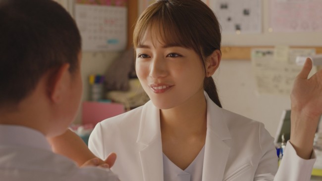 川口春奈が保健室の先生に 白衣姿でケガした生徒に謎なおまじない 19年8月11日 写真 エンタメ ニュース クランクイン